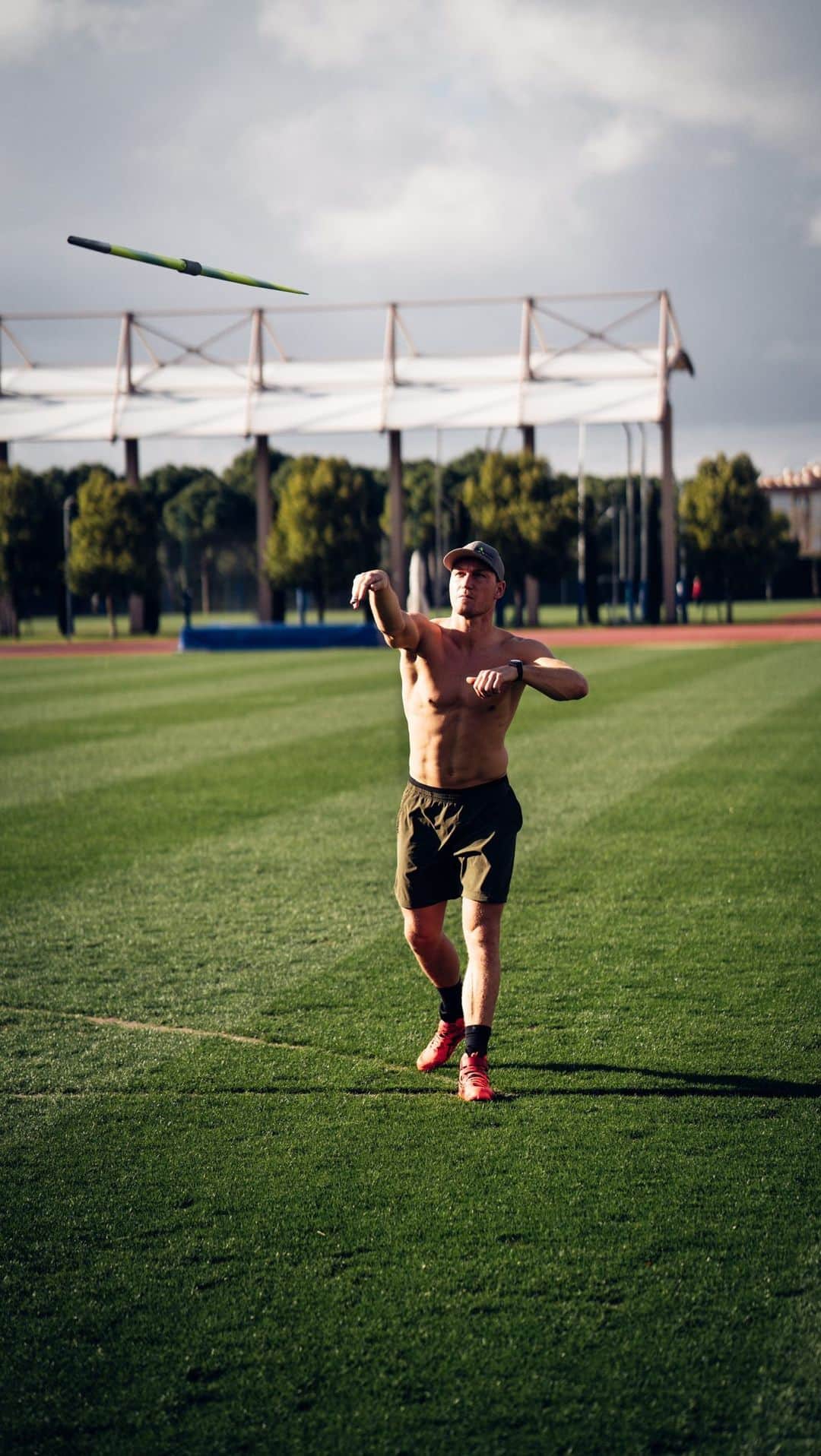 トーマス・レーラーのインスタグラム：「Live throwing session with warm up - Belek 2022. First throws on track this season. @__julianweber__ comments.   #javelin #trackandfield #throw #throwingsession @flowrecovery_germany」