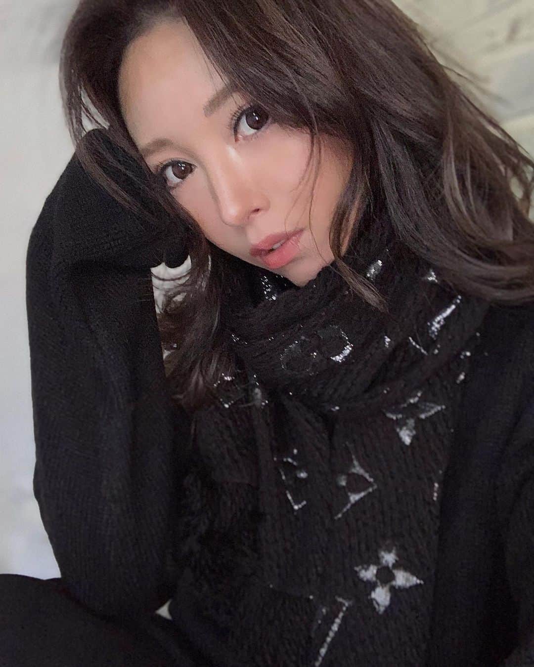 のインスタグラム：「☃️❄️  手足が冷えるぅ ────────────────────────── #louisvuitton @louisvuitton #muffler#blackstyle #ブラックコーデ #スタジオ#studio @photostudio_62」