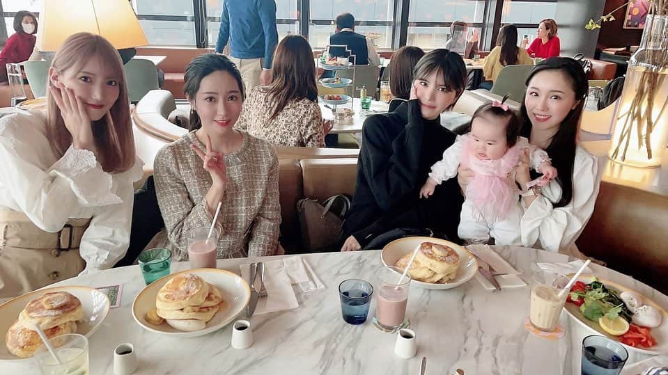 田中菜津美のインスタグラム：「大好きな先輩方と ランチさせてもらいました🥺💗 . 昔も今もずっと変わらず優しくしてくださって 感謝しかない😢😢 . 本当に楽しかった🥺🥺 . SKEOG会🙆‍♀️笑 . #ランチ #銀座カフェ #女子会 #bills #pancakes」