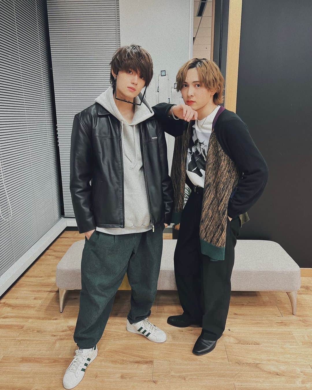 のインスタグラム：「服奪いあいシリーズ  今回は、革ジャンを奪いました！  革ジャンかっこいいなあ  俺も買おっと。  吉田リーダーインスタでは、 僕が奪われているので 見てきてね  M!LK公式に ちゃんとした私服乗ってますんぐ  @milk_official_2014  #MILK @yoshida_jinto_milk  #吉田仁人 #佐野勇斗」