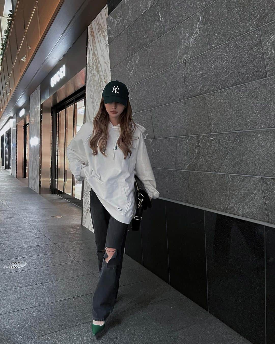 小原優花のインスタグラム：「今日もお疲れ様でした☕️🌿 パーカーがちょうどいい時期うれしい！🥰  白にグリーンのプリントがお気に入りすぎるIRALのフーディーは3/14発売予定です🥺💚💚 ノベルティも始まります🔥🤭  @iral_official   今日はキャップも靴もグリーン🤢💚  #ootd #outfit #coordinate #casualstyle #hoodie #iral」