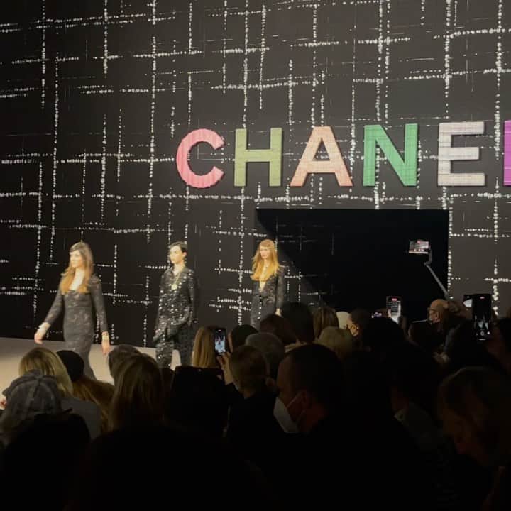 Linda Tolのインスタグラム：「Elegant and Feminine, tweed breathes with the movement and rhythm of modern life. @chanelofficial #CHANELFallwinter #CHANEL #CHANELSHOW」