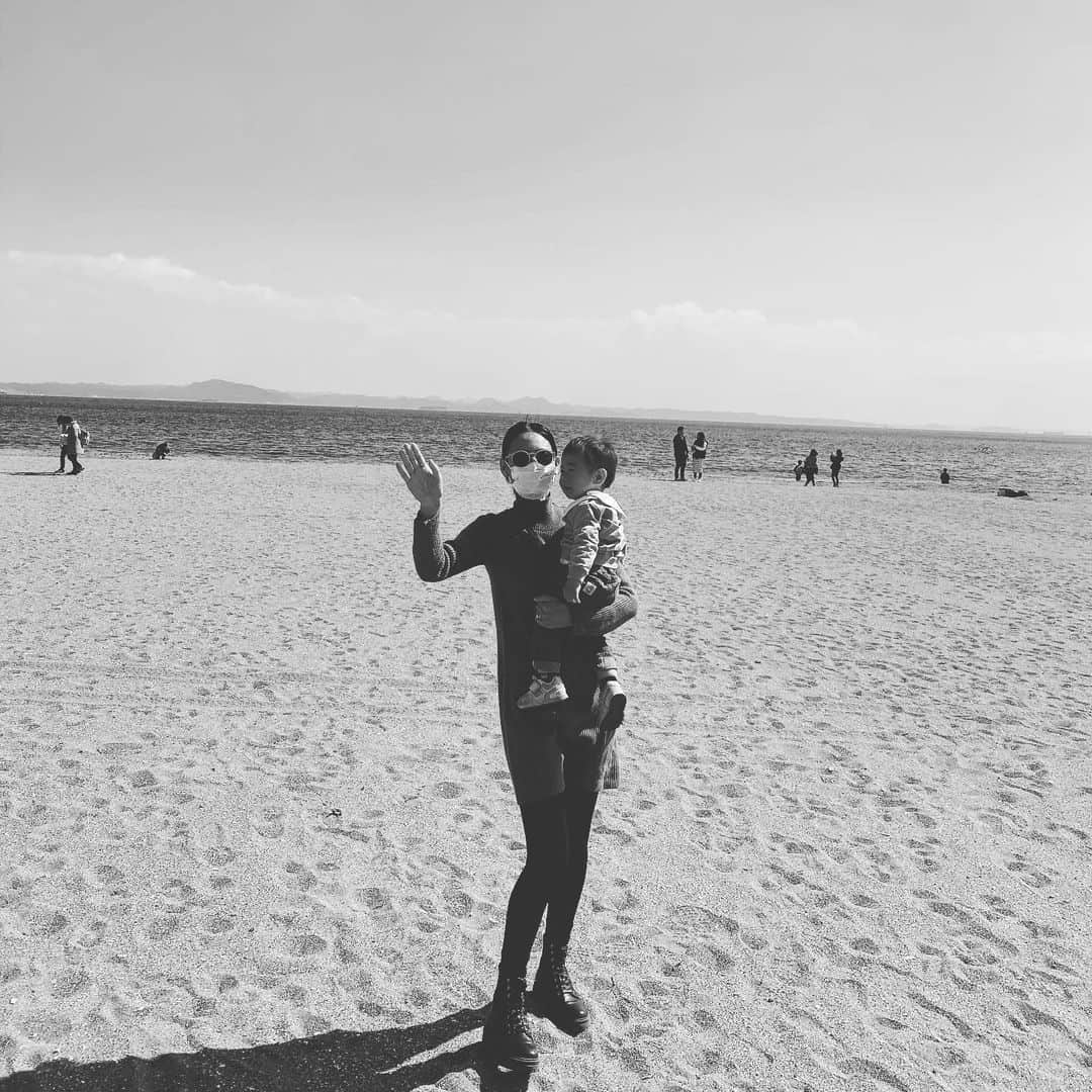 小泉里子のインスタグラム：「日差しがあると 冬の海でもコートなしで遊べちゃう。  三浦へ河津桜を見に行ったんだけど、 ランチに時間がかかり、 次の予定時間になってしまって 結局見ずに帰ってきたっていう…  もう葉桜になってるかな〜 今週また行こう！  #三浦海岸 #房総半島」
