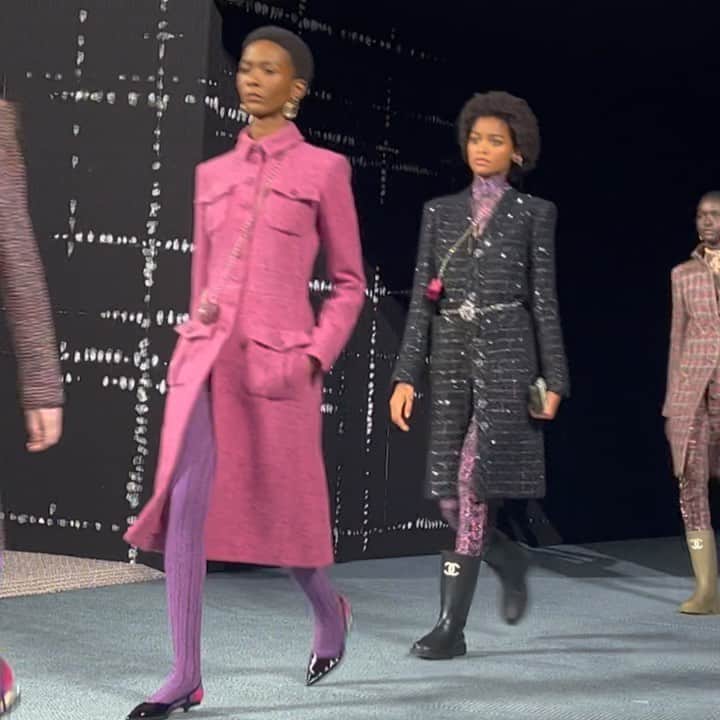 ニーナ・ガルシアのインスタグラム：「Tribute to their iconic Tweed at @chanelofficial bravo👏🏻 @virginieviard @elleusa  ❤️💜💛💙」
