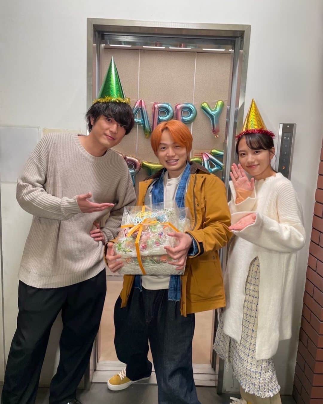 のインスタグラム：「🧡第9話まであと30分🧡  菊池くんの27歳バースデー🎂🎉をスタジオで果耶ちゃん、間宮くんとお祝い🥂✨  ファイトソングの撮影もラストスパート‼️👊  #ファイトソング #今夜は2年後 #清原果耶  #間宮祥太朗  #菊池風磨  #ハッピーバースデー  #サプライズ  #tbs」