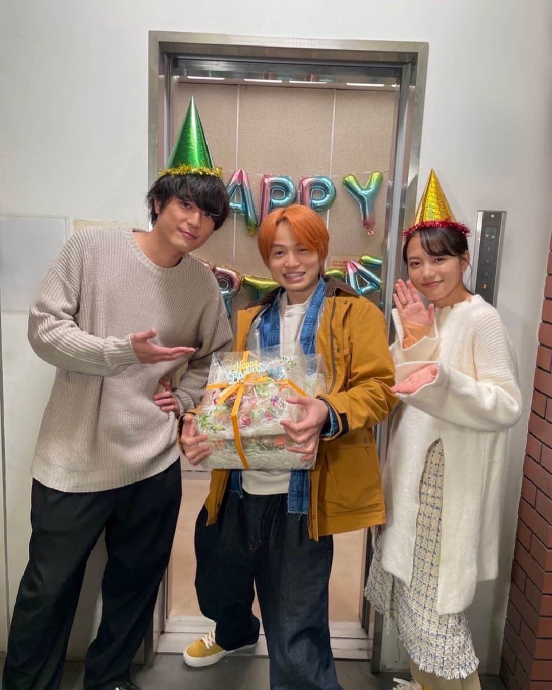 ファイトソングさんのインスタグラム写真 - (ファイトソングInstagram)「🧡第9話まであと30分🧡  菊池くんの27歳バースデー🎂🎉をスタジオで果耶ちゃん、間宮くんとお祝い🥂✨  ファイトソングの撮影もラストスパート‼️👊  #ファイトソング #今夜は2年後 #清原果耶  #間宮祥太朗  #菊池風磨  #ハッピーバースデー  #サプライズ  #tbs」3月8日 21時33分 - fightsong_tbs