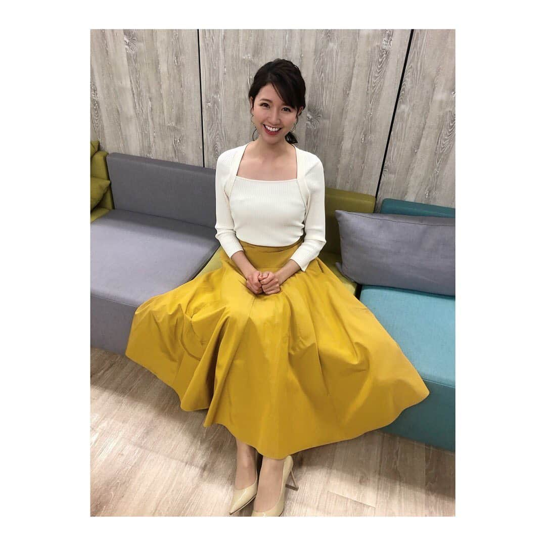 三田友梨佳のインスタグラム：「✴︎ 3月8日は国際女性デー そしてミモザの日です🌼 ミモザの花言葉は「感謝」 感謝の気持ちを忘れずに思いやりを持って日々を過ごしたいですね☺️ #国際女性デー #ミモザカラー #スカートに黄色を取り入れてみました」