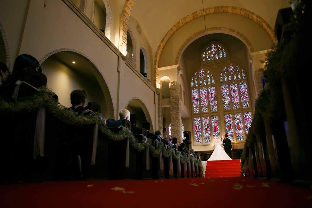 山形麻由香のインスタグラム：「. . 3/5は私達曽我夫婦の結婚式でした。 まずは、ご列席頂いた皆様、メッセージ、ご祝電を頂いた皆様、本当にありがとうございました。 . . 写真はまだ載せたいものが沢山あるので、別の投稿また載せます。 . . 少し長くなりますが、 . . この日に向けて産後2ヶ月から準備を始めました。 . . @ocean_resort_marizon  で挙げた理由は、 ここは、私達が付き合ったももち浜であり、そしてプロポーズしてもらった場所で、どうしても挙げたくて。 . . 約7ヶ月準備をしてきた中で、 特に最後の2ヶ月目からは怒涛の日々で、心折れそうになりながらも、招待させて頂いた方たち、家族を思いながら準備しました。 . . 3/5に無事に式をあげれて本当によかったー。 お父さんと歩くバージンロード。 みんなに見守られながら、ベールダウンしてくれたお母さん。 . . 可愛い娘のリングガールにフラワーガールの姪っ子甥っ子。 . . 終始笑顔が絶えませんでした。 結婚式をした事で、より一層自分は、みんなに支えられて大切にされていると実感しました。 . . 両親、家族、恩師、仲間、先輩、後輩、沢山の人からの祝福して頂き、感無量でした。 . . 本当に最高の結婚式でした。😢 . . 皆んな大好き❤️ . . そしてこの式を私のしたいように、着たいドレスを着させてくれた健祐君。本当にありがとう。 . . まだまだ余韻ひたひたです。 . . これからも曽我ファミリーを末永くよろしくお願い致します。」