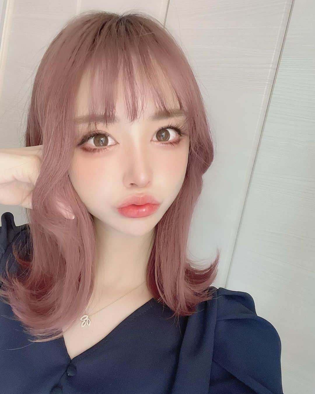 のインスタグラム：「久しぶりにマツエクのデザイン変えた😍💕 長さ短めにしたからナチュラルだけど しっかりデカ目になってかなりお気に入り✨ Lapisゆいなさんにお願いしてます❤️ @lapis_yuina  ． 【デザイン：上】 本数：220本 カラー：ダスティブラウン カール&長さ：CC7→CC8→CC7㎜ 太さ：0.15㎜  【デザイン：下】 本数：70本 カラー：ダスティブラウン カール&長さ：J5㎜ 太さ：0.15㎜ ． #selfie #マツエク #マツエクデザイン #lapis」