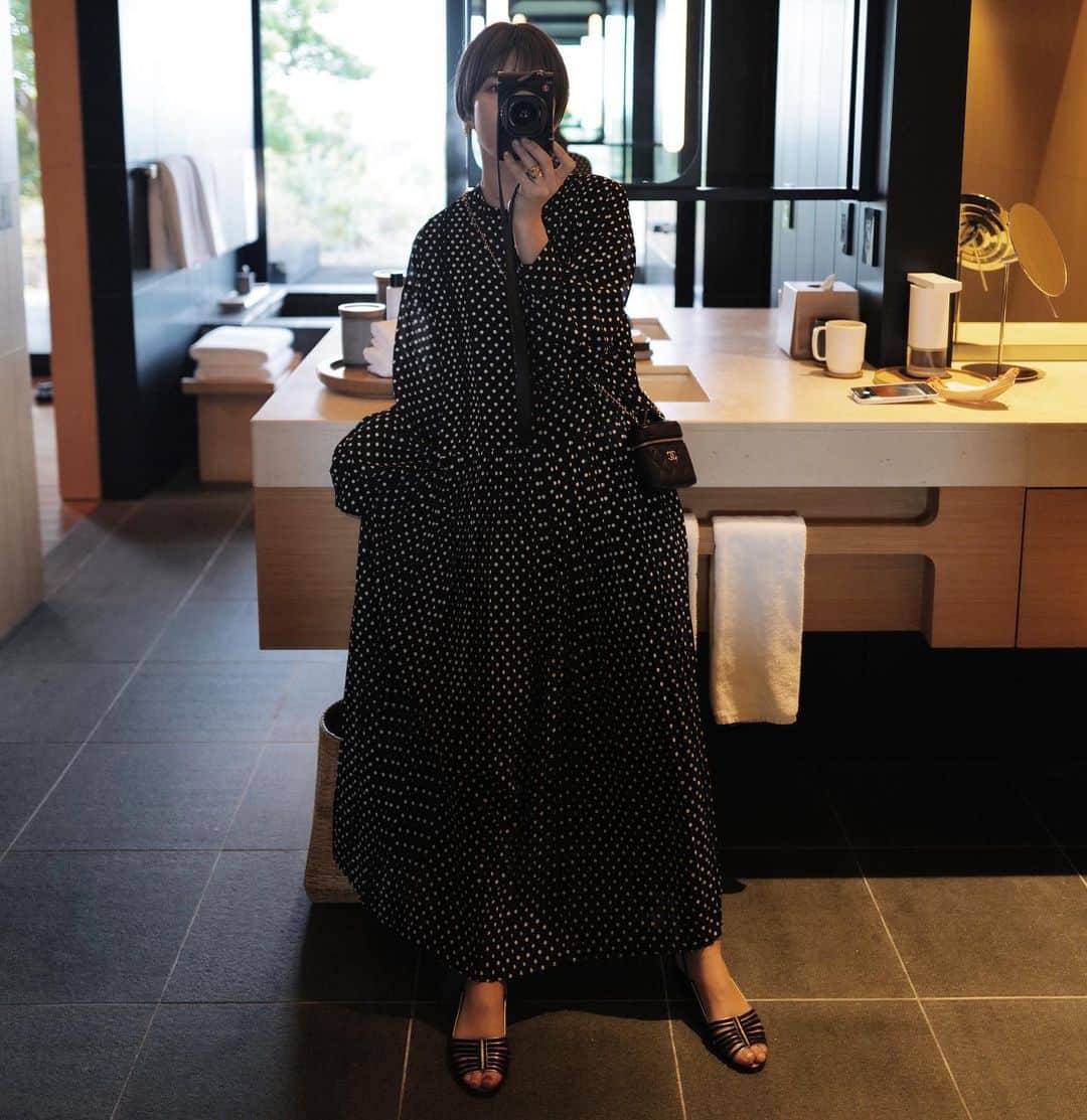 正中雅子のインスタグラム：「dot long dress⚪️⚫️⚪️  久しぶりにこんな雰囲気のドットドレスを作った気がする😌  ドットなので写真では分かりにくいですが 胸元にはタックをとり スカート部分は甘くない印象に仕上げたプリーツを施しました！  ドットの柄も近くで見ると生地感も変わっていて お気に入りの生地を見つけました！  この日は、CHANEL小物でシックに合わせましたが スニーカーやサンダルも🙆‍♀️  上からベスト合わせも楽しみたい！  TOKYO POP UP先行アイテム🗼  #MACHATT #masaco服」