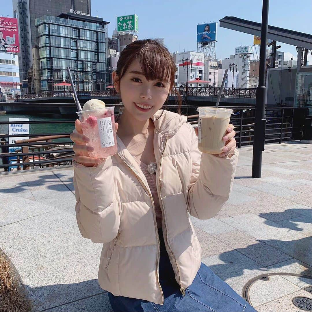 辻満里奈さんのインスタグラム写真 - (辻満里奈Instagram)「今日は西中洲の飲食店を３つご紹介しました🌟  手に持っているのは、急遽追加でご紹介させていただくことになったTOFFEE parkさんの新商品、「さくらソーダ」🌸 今月１１日から販売開始です🙇‍♀️  星期菜 さんの「#ニラそば 」 @nishinakasu_seikeitsai  オボルドーフクオカ さんの「#あまおう苺パフェ 」 @bordeaux_wine_fukuoka  もぜひチェックしてみてくださいね🍽💕  #福岡 #西中洲 #星期菜 #オボルドーフクオカ #toffeepark #水上公園 #天神中央公園 #リバーサイドカフェ #さくらスイーツ #🌸 #🍓 #中華 #まちプリ#rkb毎日放送 #アナウンサー #辻満里奈」3月8日 13時40分 - marina__tsuji