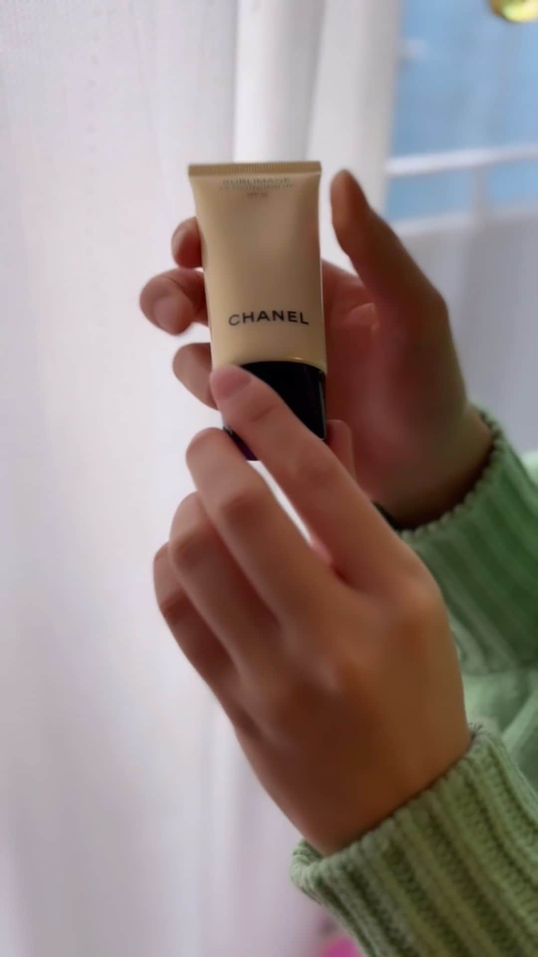 日高薫のインスタグラム：「日焼け対策そろそろ始めます🤗💕  @chanel.beauty  サブリマージュラプロテクシオンUV50  上質を極めた日焼け止め乳液☀️👒  SPF50なのに重たくなく乳液感覚で使えて下地代わりにもなるからお気に入り☺️❤️  #シャネルコスメ #シャネル #chanel #cosme #サブリマージュ #日焼け止め #日焼け止め下地 #日焼け止め乳液 #日焼け対策 #日焼けケア #美白ケア #spf #50 #ママコスメ #子育てママ #時短メイク」