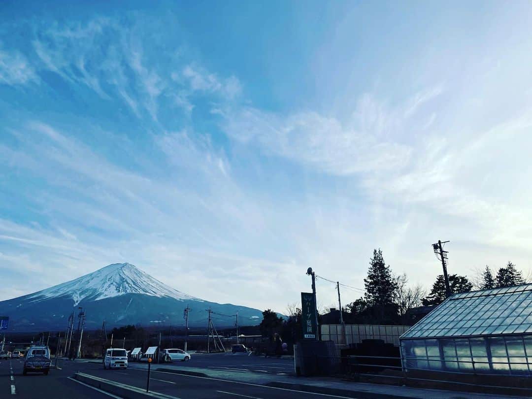 笛木優子さんのインスタグラム写真 - (笛木優子Instagram)「今日は寒いですねーー😵🥶 昨日仕事で富士山近くまで行きました。  いつみても良いですね〜🗻  ニュースを見ると胸が苦しくなります  でも自分も日常生活していかなくてはならないし…何も出来ずもどかしいですね  みなさんの大切な景色や建物が壊されることなく、そして1日もはやく穏やかな生活が送れますように。」3月8日 14時50分 - yukofuekiyumin