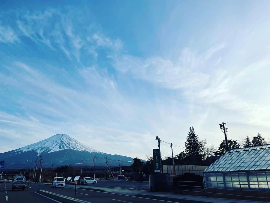 笛木優子のインスタグラム：「今日は寒いですねーー😵🥶 昨日仕事で富士山近くまで行きました。  いつみても良いですね〜🗻  ニュースを見ると胸が苦しくなります  でも自分も日常生活していかなくてはならないし…何も出来ずもどかしいですね  みなさんの大切な景色や建物が壊されることなく、そして1日もはやく穏やかな生活が送れますように。」