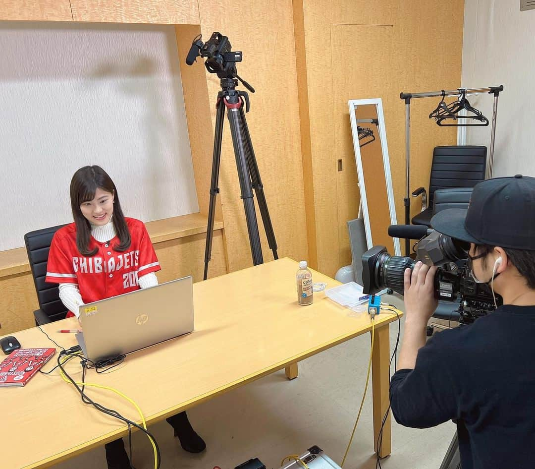 竹内里奈さんのインスタグラム写真 - (竹内里奈Instagram)「🏀千葉ジェッツのインタビューコーナー、 最近はオンラインでやらせてもらっています！ ・ 明後日10日のモーニングこんぱすでは、 #ジョンムーニー 選手のインタビューを放送します🎤 ・ 今季加入ですが大活躍の若手選手！ バスケへのプライドのお話がとてもぐっときました‥✨ プロとしてプライドを大切に取り組む姿勢、 私もすごく学ばせてもらいました☺️ ・ ・ ・ ・ #千葉ジェッツふなばし #千葉ジェッツ #bリーグ #バスケ好き #バスケ女子 #スポーツ女子 #インタビュー #オンライン #チバテレ #モーニングこんぱす #アナウンサー #フリーアナウンサー #竹内里奈」3月8日 15時11分 - rina.takeuch