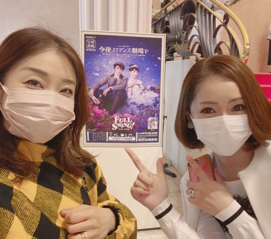 近藤英恵のインスタグラム：「ひろちゃん @aloha.hiroと楽しすぎる月組観劇🌙✨🤗💛  お芝居、素敵だったなぁ…結末知ってても毎回号泣😭  #月組観劇#3回目#何回でも観たい#🌙#💛#蓮つかささん の#ショーの髪型#金髪#メッシュ#前髪ウェーブ#優勝#🏅#🤪#❤️‍🔥#罪#ひろちゃん は#OG娘役 さん兼#人気YouTuber#感想動画#楽しみ#🤗」