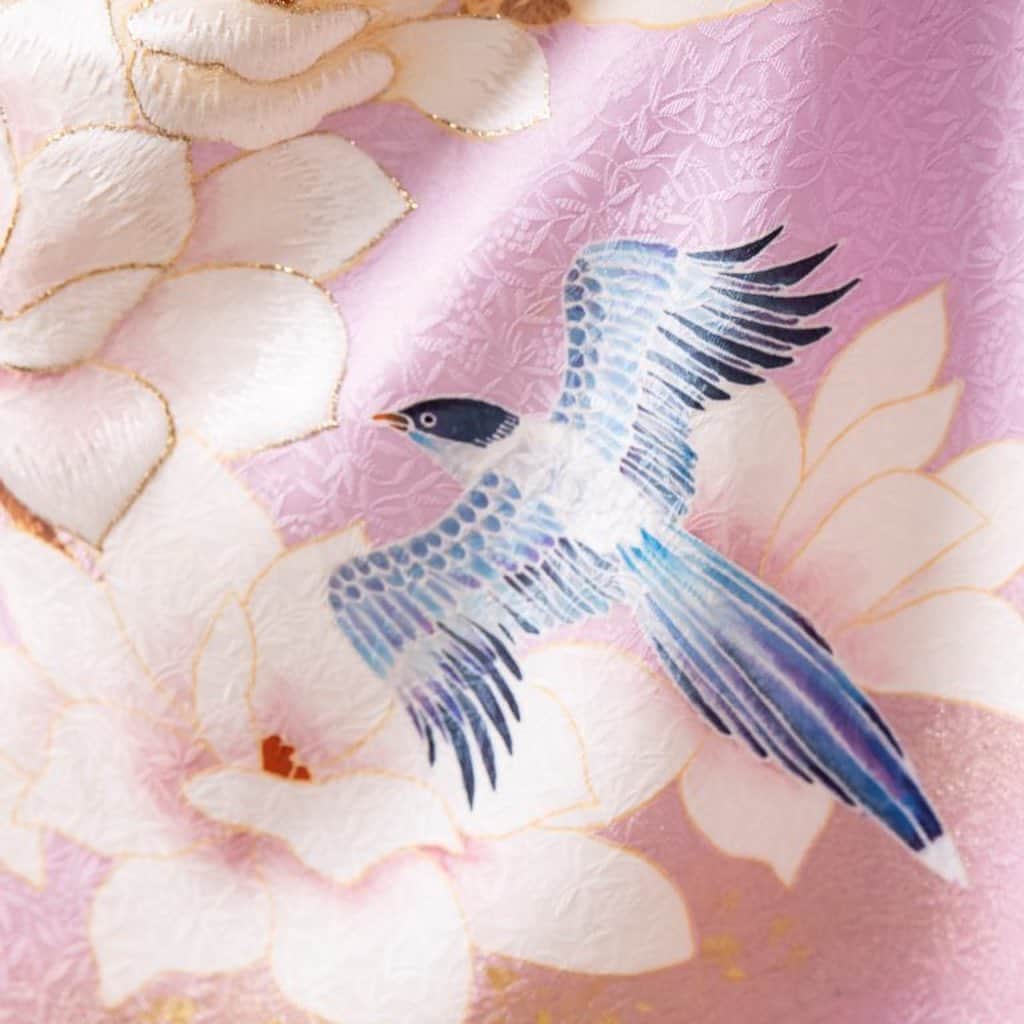 juno_jinjakonさんのインスタグラム写真 - (juno_jinjakonInstagram)「⁡ 桜の季節に おすすめの色打掛 ⁡ JUNOオリジナル　ENISHI 品番　01-5033 ⁡ 人生の幸せの訪れをあらわすこぶし、 木蓮と尾長(鳥)、蝶を友禅で描き 金彩加工や刺繍を施し、豪華さを加えています ⁡ 京手描友禅で染め上げた 最高級の逸品です🌸 ⁡ ⁡ #太宰府天満宮 #梅の花 #神社挙式 #着物  #白無垢 #色打掛  #プレ花嫁 #juno和装コーディネート #家族婚 #少人数結婚式 #福岡神社 #熊本神社 #福岡結婚式 #熊本結婚式 #札幌花嫁  #福岡フォトウェディング #大人花嫁 #和装ヘアメイク」3月8日 16時42分 - juno_jinjakon