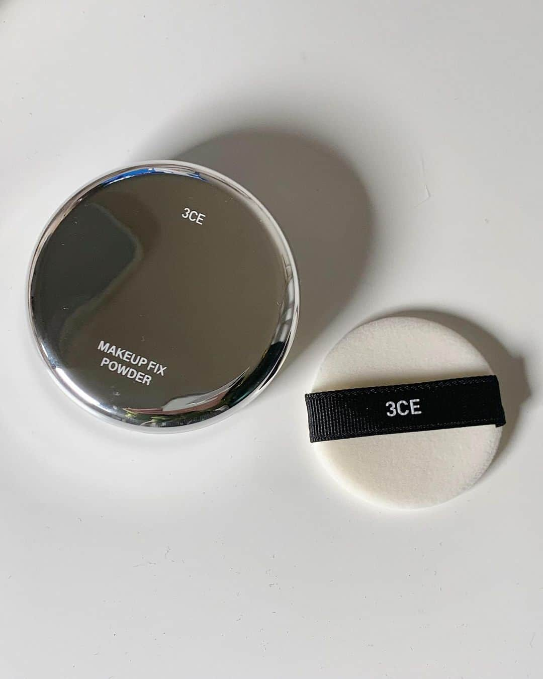 ウィ・ソンヒさんのインスタグラム写真 - (ウィ・ソンヒInstagram)「#광고 @3ce_official   3CE YSBB(Your Skin But Better) POWDER : 너의 피부를 더 좋아 보이게  메이크업 #밀착력 #고정력 #지속력 이 뛰어난 파우더계의 넥스트 레벨 3CE MAKEUP FIX POWDER가 출시됐어요!  내추럴 스킨톤의 초미세 세범 파우더가 메이크업 위에 얇게 밀착되어 모공 및 피부 굴곡에 얇고 균일하게 도포 가능해요✨  스킨톤 컬러로 구성되어 베이스 메이크업 후에 여러 번 덧발라도 자연스럽게 세팅되며, 시간이 지나도 깨끗한 피부 표현을 유지할 수 있어 너무 좋더라구요! 오브제 느낌의 감각적인 패키지까지..♥  저는 제 피부랑 가장 잘 맞는 ‘CLEARLIGHT’ 컬러 사용했어요 🖤 - #3CE #3CE파우더 #YSBB #3CE_YSBB_POWDER #파우더추천 #파우더 #베이스2중잠금 #바르는메이크업픽서 #밀착고정지속 #밀고지파우더 #밀고지모공잠금 #3초3단픽스 #빌더블커버 #퍼스널파우더 #3CE3초파우더 #겉보속촉파우더」3月8日 16時47分 - _seong_hee