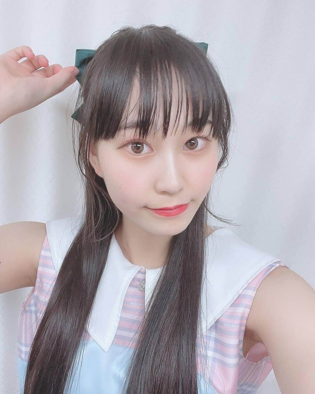 雨宮鈴奈のインスタグラム：「名古屋遠征楽しかった〜  って思いながら  シアターも楽しい〜  って思ってて。  毎日が楽しい人間です🙆‍♀️ そして幸せです(◍︎´꒳`◍︎)  いつもありがとうございます💚  この2枚の写真撮った時 暑すぎて( *¯ㅿ¯*)   #名古屋  #遠征  #楽しい  #幸せ  #instagram  #idol   #フォローお願いします  #いいね  #スリジエ #アイドル  #雨宮鈴奈」