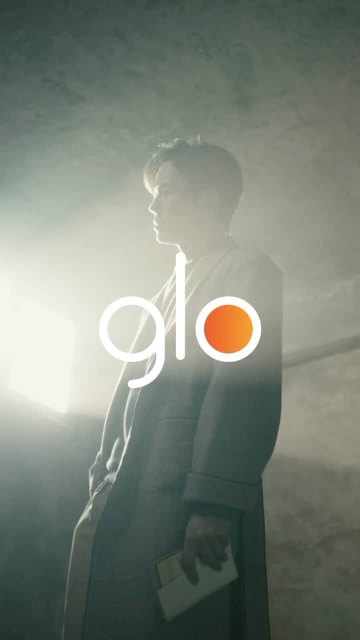 オン・ジュワンのインスタグラム：「#광고#+19 @glo_korea  추운겨울에 촬영했는데 어느덧 봄~ 글로 프로 슬림  “온주완 한정판 스킨” 출시~~🤔 너무나 기대한 나만의 디자인. #그냥나답게 #즐거움을부스트」