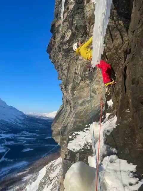 コンラッド・アンカーのインスタグラム：「@jeff_mercier_  is first and foremost an ice climber. All mediums that involve tools, be it frozen cascades of water ice, glacial ice, dry "ice" and mixed mediums in between are basically easy for Jeff. On our first Tuesday at the @arcticicefestival we visited "Remember Mi", a route he had tried twice before. Feeling a bit like a cardboard box after a delayed travel I was happy to draft the master as he set out to calmly repeat the line. When we meet up we cross pollinate ideas, technology and techniques. We rack draws the same way, enjoy metal music and are down with mini hauling the daypack with tea, a jacket and spare gloves. With a fresh set of off-set cams there was an epiphany moment for Jeff. Something new, something functional.  When we climb or do anything with friends outside of our immediate circle we become better. That's why we travel.   Video edit by Jeff.  @petzl_official @yeti」