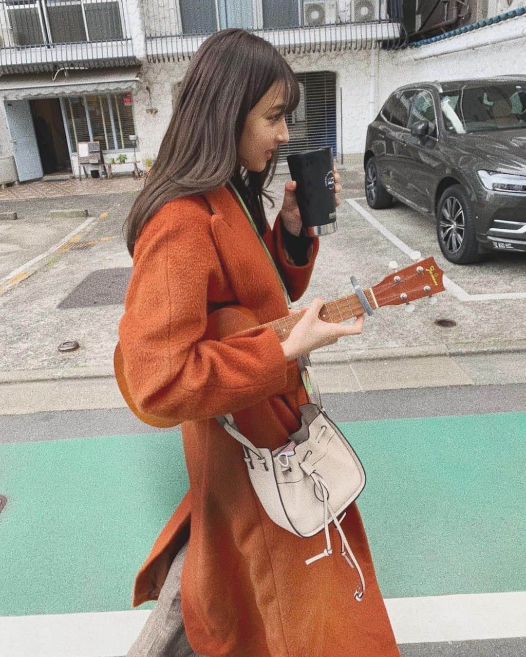 のインスタグラム：「片手にウクレレが、 最近の日常🐻🍯  私服  コート　@acnestudios  パンツ　@unbybalancestyle  カバン　@loewe」
