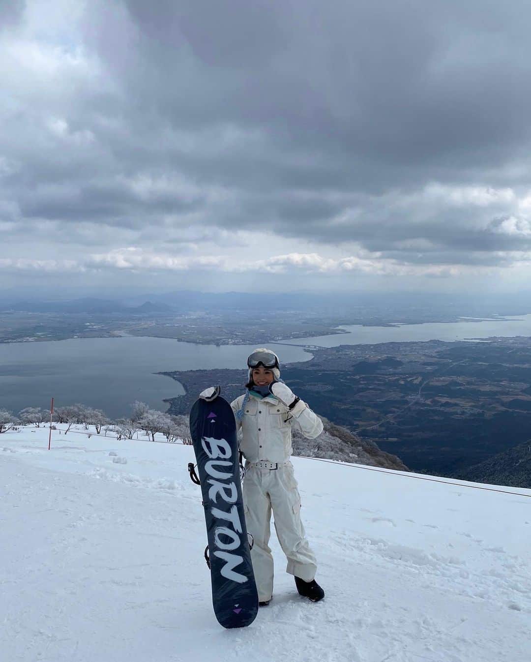 Risako Yamamotoさんのインスタグラム写真 - (Risako YamamotoInstagram)「先日滑り足らず、琵琶湖バレイをおかわり☃️ 今シーズン中にまた行きたくて滑り納めに❄️  お山や琵琶湖の景色が一望できて、最高でした♡  スノボー部は今シーズンお開きなので、次からは登山部です🥾  誘ってくれた、いつもの親友に感謝🤝♥︎  #snowboarding #スノーボード #winter #琵琶湖バレイ #biwakovalley」3月8日 17時27分 - risako_yamamoto