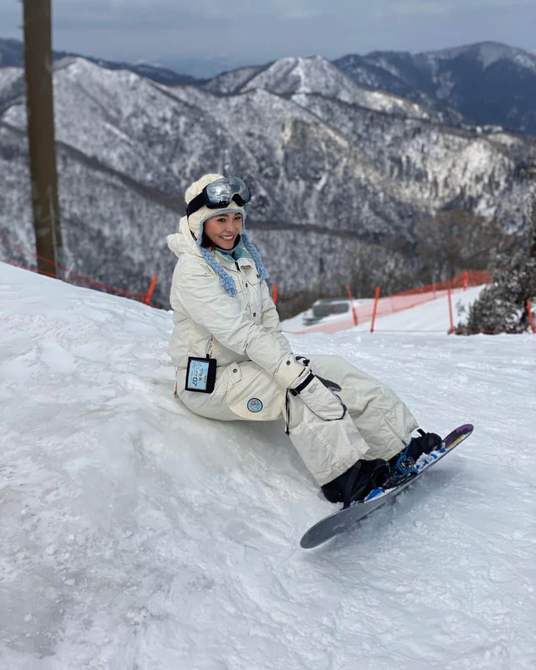 Risako Yamamotoさんのインスタグラム写真 - (Risako YamamotoInstagram)「先日滑り足らず、琵琶湖バレイをおかわり☃️ 今シーズン中にまた行きたくて滑り納めに❄️  お山や琵琶湖の景色が一望できて、最高でした♡  スノボー部は今シーズンお開きなので、次からは登山部です🥾  誘ってくれた、いつもの親友に感謝🤝♥︎  #snowboarding #スノーボード #winter #琵琶湖バレイ #biwakovalley」3月8日 17時27分 - risako_yamamoto