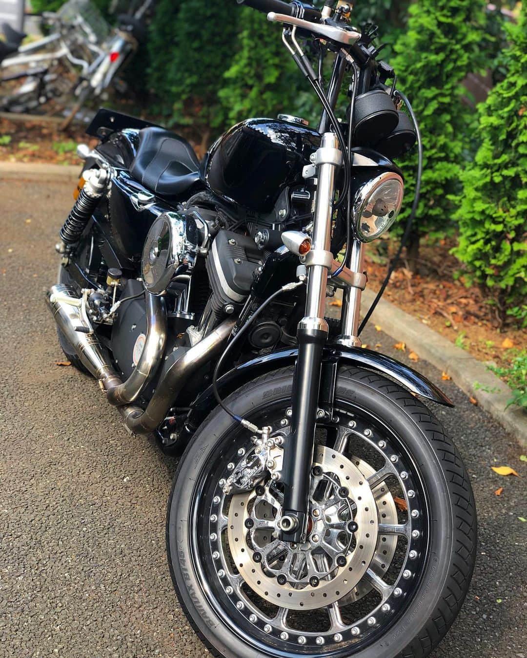 佐野千晃のインスタグラム：「⁡ バッテリー切れて冬を越したハレちゃん🏍 ⁡ そろそろあったかくなってくるし乗ろうかな🏍 ⁡ 若干売るか悩んでます🏍 ⁡ #ハーレー #ジェット #乗り物 #好き #100km #体感  #ハーレーダビットソン #大型二輪免許 #小型特殊免許  #Harley #HarleyDavidson #バイク #バイク女子 #かっこいい #883 #ブラック #ハーレー女子 #ハーレー乗り #ハーレーカスタム」