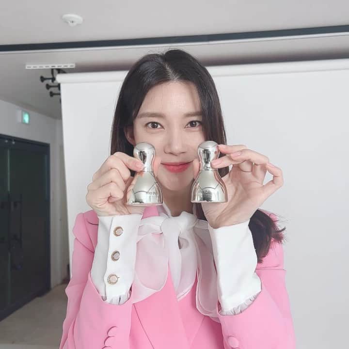 チャ・イェリョンのインスタグラム：「💕  제가 벌써 2년째 꾸준히 쓰고 있는 리엔케이 셀투셀 에센스💛  제가 광고 하고 있는 @renk_beauty  셀투셀 에센스 듀오세트가 출시 된다고 해요😍  백만개의 리얼 셀, 셀투셀 에센스 정말 써보시면 반하실꺼예요  저랑 함께 리엔케이에 푹 빠져 보실래요  셀투셀 에센스 듀오세트는 GS Shop에서 만날수 있구요 3월 10일부터 20일까지만 특별한 가격으로 구매 하실수 있어요♣️  3월10일 GS shop에서 만나보세요💕♥️♥️」