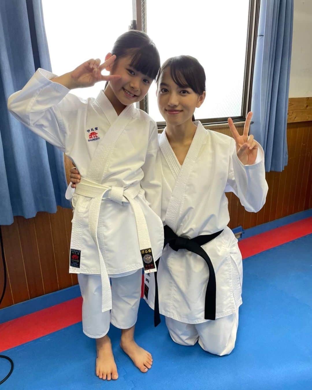 のインスタグラム：「❤️今夜10時は第9話❤️  今夜ついに2年後の花枝たちが......🤭  果耶ちゃんと幼少期の花枝を演じたハンナちゃん 2人とも道着が似合ってます🥰 ハンナちゃんは実際に空手をやっている空手少女なんです🥋✨  #ファイトソング #清原果耶  #小松ハンナ  #空手少女  #tbs」