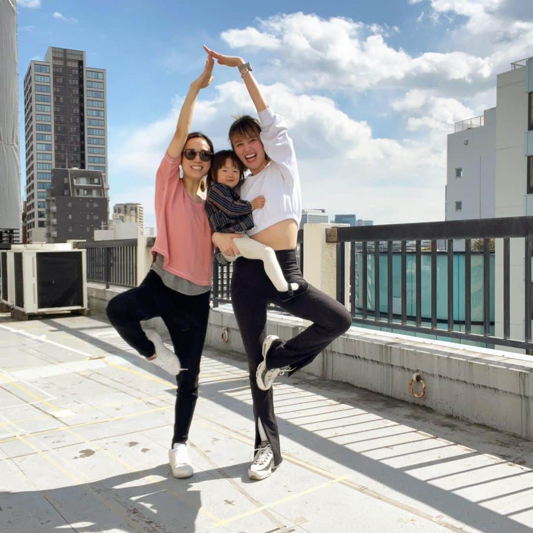高松チェルシーリナのインスタグラム：「. 先日青空ヨガ🧘‍♀️やってきました🌞💕 . あきさん @9614aknko に先生をやっていただきました🥰 まだ寒いかな！？と思っていたけど屋上だったらもはや暑いくらい！笑 すっごい気持ちよかった〜♪ 2枚目は失敗バージョンw . #yoga#青空ヨガ#ヨガ#女の子ママ#男の子ママ#年子姉弟#年子ママ#1歳11ヶ月#生後9ヶ月」