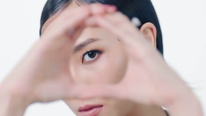 ソニアのインスタグラム：「All or nothing - my daily mantra. Giving it 120% in everything you do makes all the difference!  Treat yourself to an AllStar Diamond - a reminder that you are powerful…but also treasured and loved.   #AllStarDiamond #SKJewellery #DaretoShine #IWD2022」