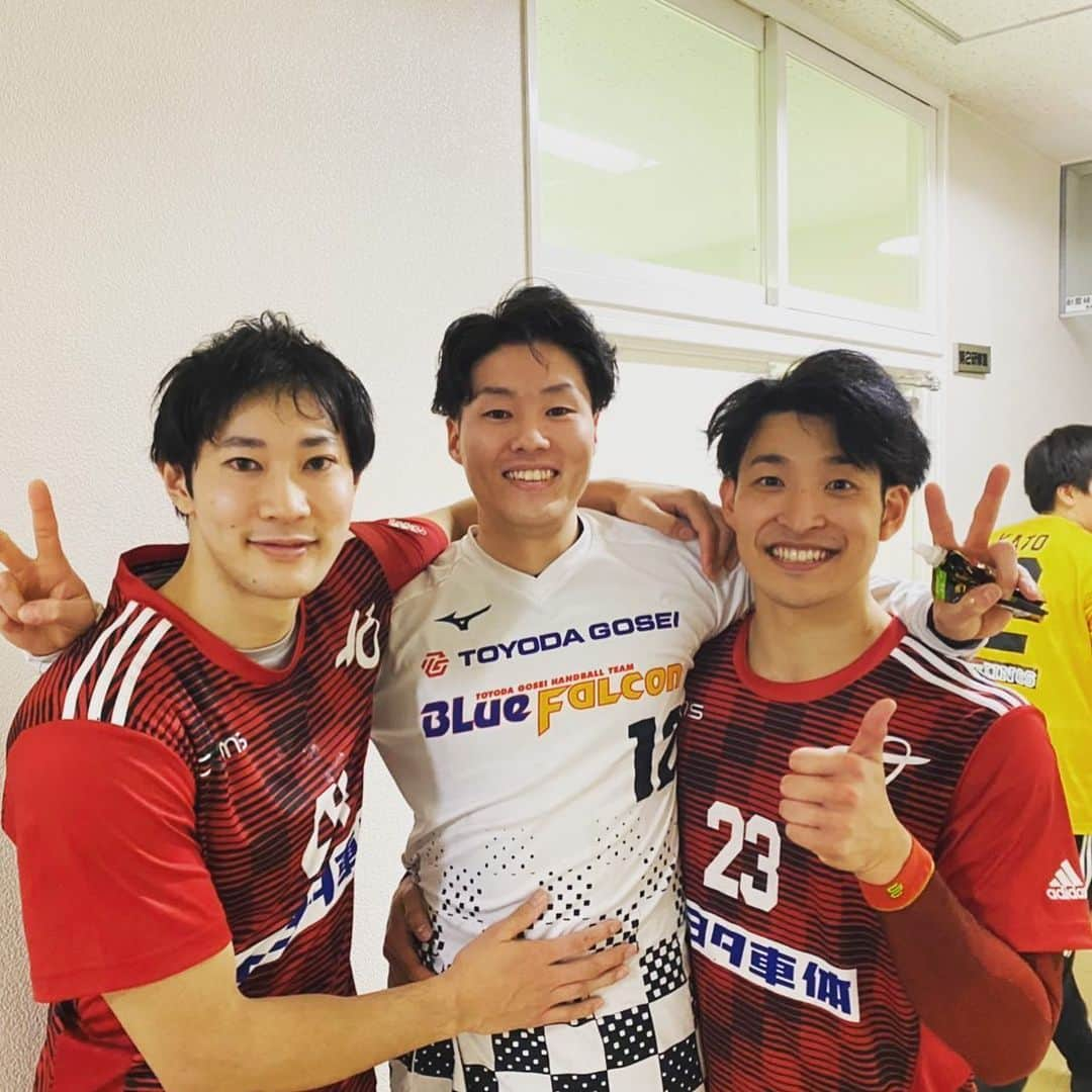 吉野樹さんのインスタグラム写真 - (吉野樹Instagram)「. レギュラーシーズン最終戦 豊田合成に30-24で勝利しました！ 2位以上の通過を決めることができました！ プレーオフのためにしっかり準備したいと思います。 最後まで応援宜しくお願い致します💪🔥  1ヶ月の隔離を共にした相棒ちゃん📸  ※撮影の時のみマスク外してます。  #トヨタ車体 #JHL #日本ハンドボールリーグ #トヨタ車体ブレイヴキングス  #handball #試合後 #中村匠　#北詰明未」3月8日 18時35分 - tatsuki.yoshino23