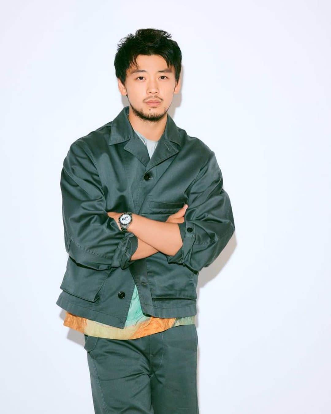 のインスタグラム：「#竹内涼真 さんが4年ぶりにJJに登場✨  「役とともに、自分も成長している気がします」と  現在huluで配信中ドラマ#君と世界が終わる日に　 の撮影エピソードやこれからについてを語ってもらいました😌  詳しくはJJをチェック✨🔍  #俳優#イケメン#hulu#インタビュー#JJ#jjmag」
