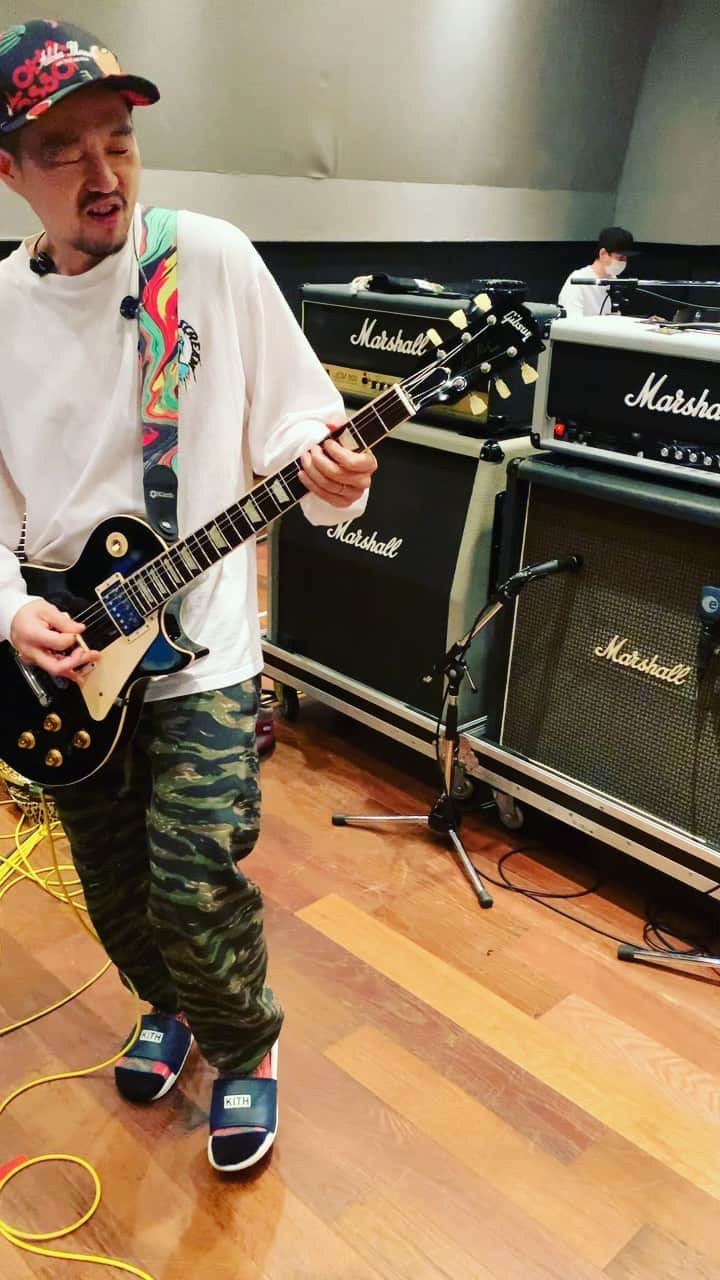 Kuboty のインスタグラム：「etc.works TOUR 2022 に向けて準備万端🎸🔥  初日は3/12 中野サンプラザ🏢  詳細はトップページのリンクからチェックお願いします🙌🙏🙌🙏🙌  🎥 @nari0109   ギタリスト向け解説🤘 ギター Gibson ES Les Paul アンプ Marshall Jubilee復刻 キャビ Marshall 1960B 70年代 スピーカー Celestion Blackback  直 ↓ ブースト Valkyrie Spear / Violence Booster @valkyrie_spear  ↓ ディストーション（ファズ寄り） TopTone / DriveGate DG-2 @lepintl」