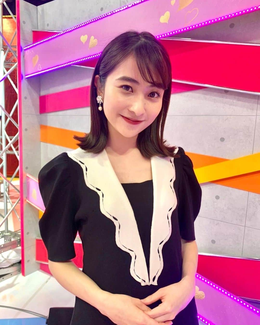 日比麻音子のインスタグラム：「現在放送中！ 愛のウップン！ 愛ゆえのウップンがふきだしております〜🌱 MCを務めました。 ゲストの皆様の優しい雰囲気のおかげで 楽しい収録でした☺️  👗:CELFORD  👠:DIANA  #愛のウップン #TBS」