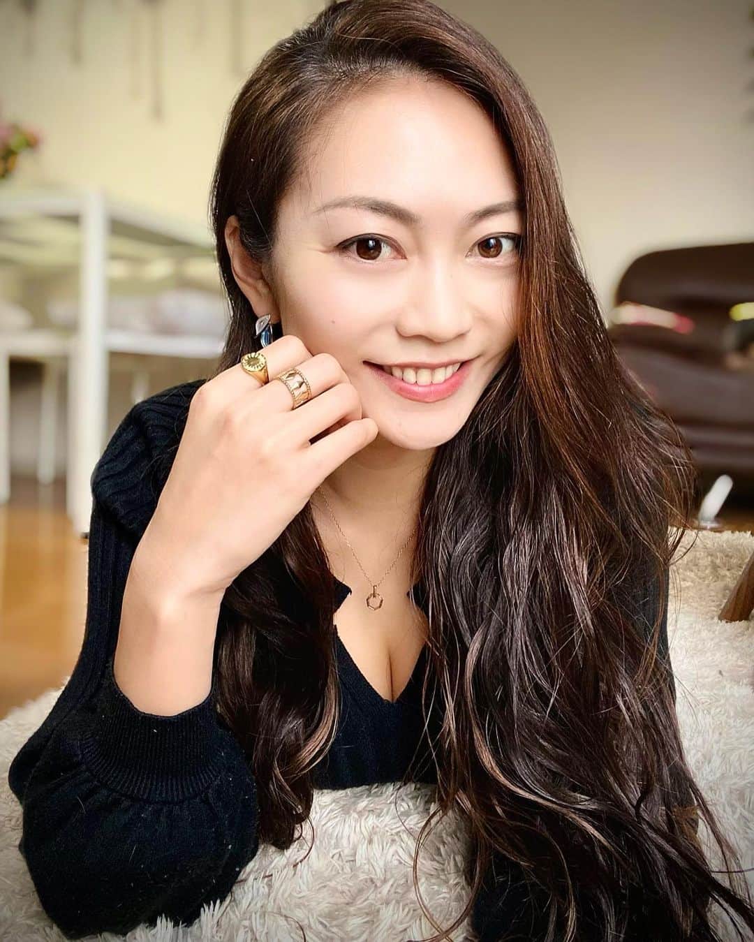SAORIのインスタグラム：「👶👶👶 一つ前の投稿には たくさんのリアクションありがとう♡ みんなやっぱり気づいてなかったよね🤪笑 私も、あれ？私出産したよな？って思うくらい 毎日があっという間に過ぎるよ♡ babyに癒されて幸せな毎日です♡  ring: @glam0612  necklace: @glam0612  #ボヘジョ #手元くら部 #ママコーデ #アンバサダー」