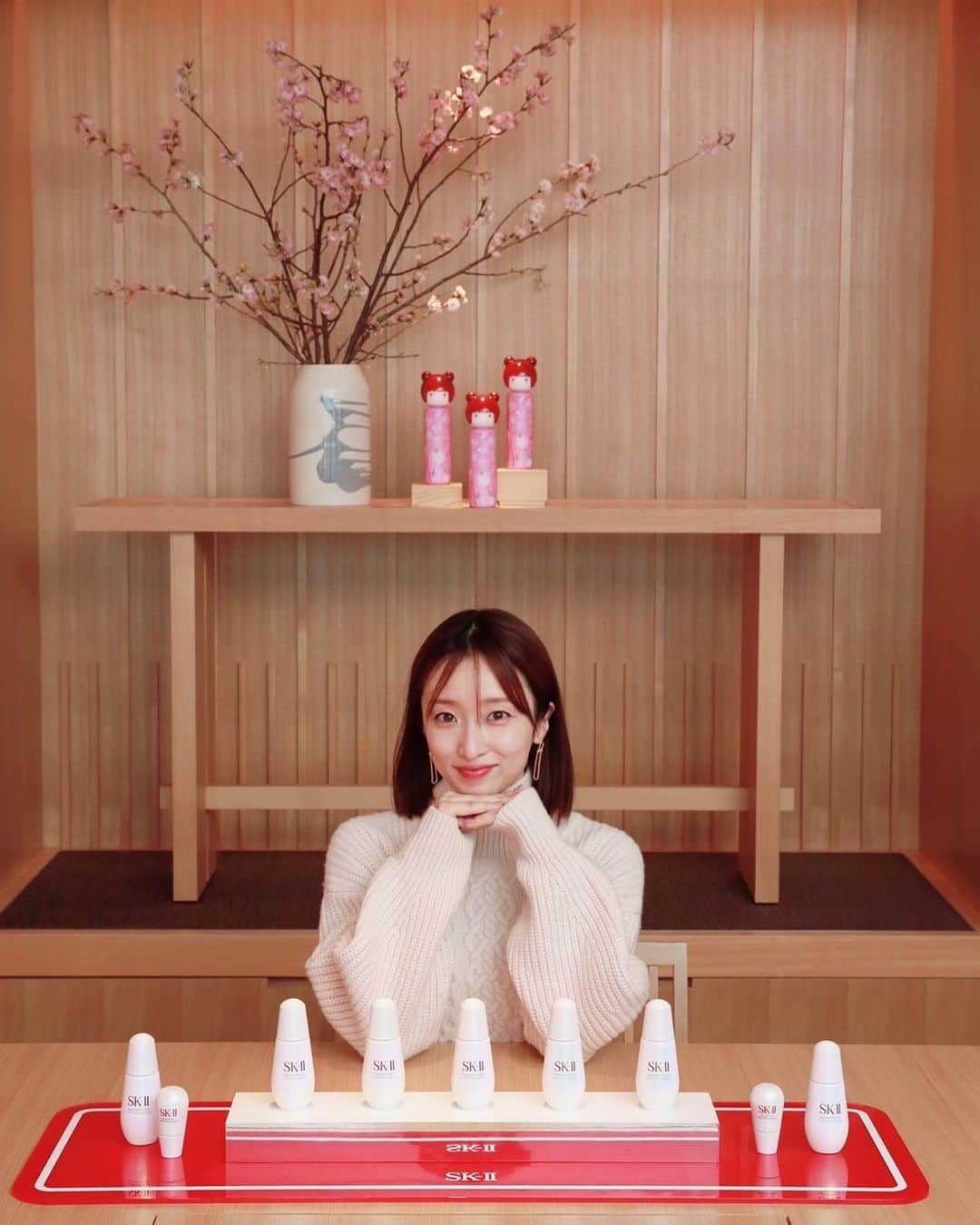 梅田彩佳のインスタグラム：「. . . . SK-IIさんに招待していただき、ジェノプティクスウルトオーラエッセンスとジェノプティクス アンダー アイ サークルを体験してきました✨ . 年齢を重ねることはとっても楽しいけど、肌が“肌曇り”してしまうことは、ちょっと避けたい🥺 . そこに着目した美白美容液がめちゃくちゃ素敵でした！保湿もプラスできていい☺️ ちなみに私は肌年齢25歳でした✌️やった！笑 . . #SKII #ジェノプティクスウルトオーラエッセンス#ジェノプティクスアンダーアイサークル #ピテラ#pr @skii」