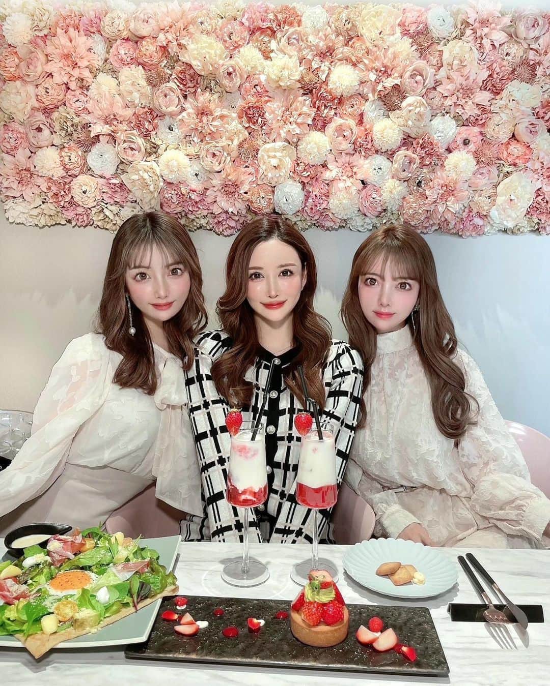 蘭子のインスタグラム：「【fruta &🌸】 表参道のグルテンフリーなカフェ❤️ . ちえちかちゃんにぴったりなピンクのお花のお部屋に行ったよ~💓 . 可愛くてヘルシー素敵❤️🎀 . セットアップは @miia_official  . . .  #表参道カフェ#表参道ランチ#表参道スイーツ #原宿カフェ#原宿ランチ#表参道グルメ#カフェ巡り#カフェ巡り東京#カフェ好きな人と繋がりたい#カフェ部#東京カフェ#東京カフェ巡り#映えスポット#映えカフェ#映えスイーツ#渋谷カフェ #アフタヌーンティ#東京アフタヌーンティー #カフェ飯#カフェ活 #渋谷ランチ #カフェランチ #東京グルメ #カフェスタグラム #グルメ#グルメ好きな人と繋がりたい #グルメスタグラム #グルメ女子 #グルメ部#miia」
