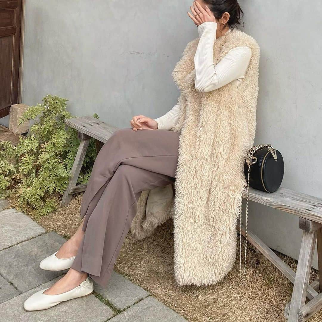 のインスタグラム：「撮ってもらって載せてなかったやつ 載せとこ☺️  冬のアウター そろそろクリーニングだしてなおしてもいいかな🤔  gilet.#thinkfur tops. #uniqlo  bottom. #zara shoes. #senseofplace   . . #code#fashion#コーデ#ファッション#ジレ#カジュアル#エコ#エコファー」