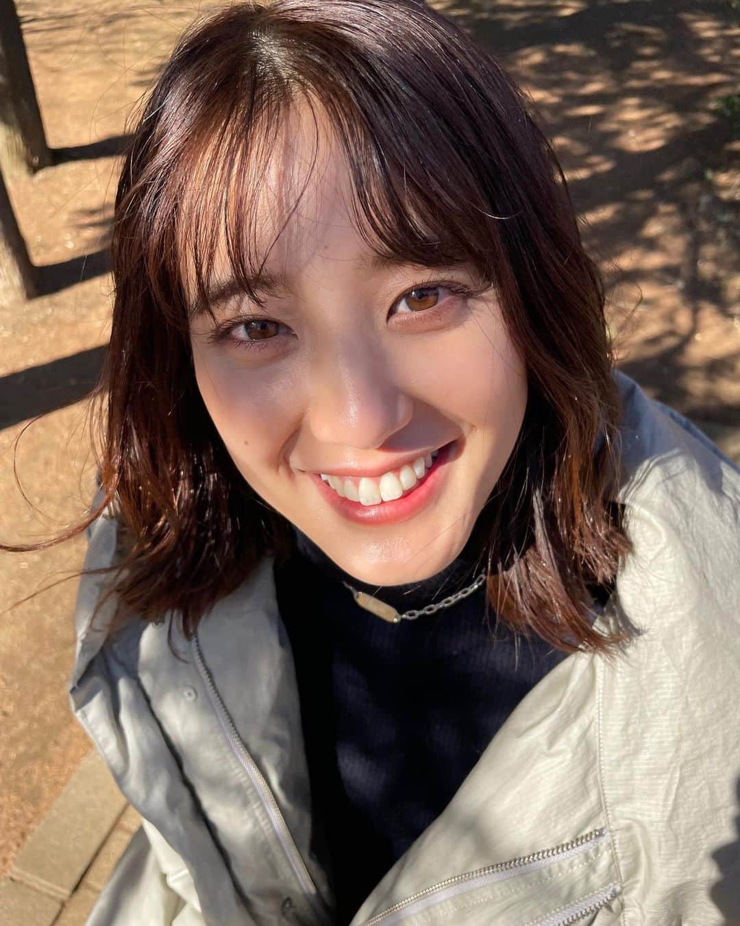 山崎紘菜のインスタグラム：「🧚‍♀️ こんばんは。 日に日に春が近づいてきているようで嬉しい毎日です。 (今日は寒かったけど)  少しお知らせが重なっていて、 Twitterの方では色々告知させて頂いてるのですが Instagramの方ではあまりできてなかったので まとめてお伝えしようと思います！(ちょっと長くなります)  まず！情報解禁されました。 映画『わたし達はおとな』 伊藤役で出演させて頂きます。 『平成物語』以来の加藤さんとのお仕事だったので とても嬉しかったですし、 加藤さんに演出して頂けて光栄でした。 6月10日より全国公開ですので、楽しみにお待ちください〜  そして！ @classy_mag_insta 4月号 現在発売中ですー！今月も載せて頂いてます〜 ぜひお手に取ってみてください〜  ドラマ『汝の名』もまもなくparaviで配信となります。 私もドキドキしながら待っておりますので 近くなったらまたお知らせしますね🕊  以上最近のまとめでした。 #近況の写真を添えて #髪型好評で嬉しい」