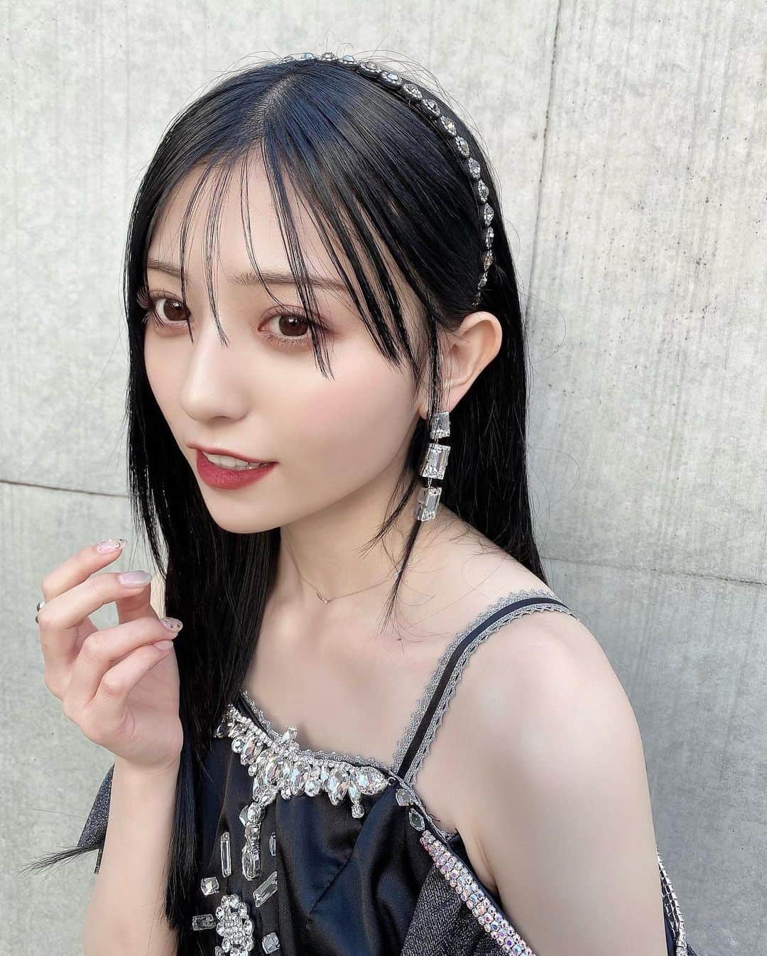 吉井美優のインスタグラム：「. センター曲『 今日だけ。 』を ずっと大好きな井上苑子さんに 作詞をして頂きました 夢のような宝物の曲ができて 本当に幸せです 🎗  衣装ももっちが作ってくれて 私が作りたかったのをすべて叶えて 最強にキラキラかわいく仕上げて もらいました 嬉しい 🪄💖  そして沢山のファンの方が スタンドフラワーを出して下さって 本当に愛に溢れた生誕祭でした 素敵な日を有難う御座いました 💍」