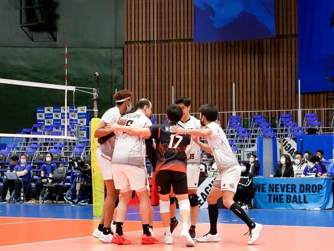 のインスタグラム：「. 今週の試合も先週に引き続き中止になってしまいました。 ウルフドッグス名古屋さん、VC長野トライデンツさん、ファンの皆様、関係者の皆様にはご迷惑をお掛けしてしまい、大変申し訳ございません。  陽性判定が出た選手・スタッフの容体は快方に向かっていますのでご安心していただければと思います。  また皆様の前でプレーすることをモチベーションにして、 今できることに最善を尽くして準備して参ります。  GO！！STINGS！！  #本間隆太  #はちみつ集団  #goodbetterbest  #ジェイテクトstings  #jtektstings  @bauerfeindjapan」