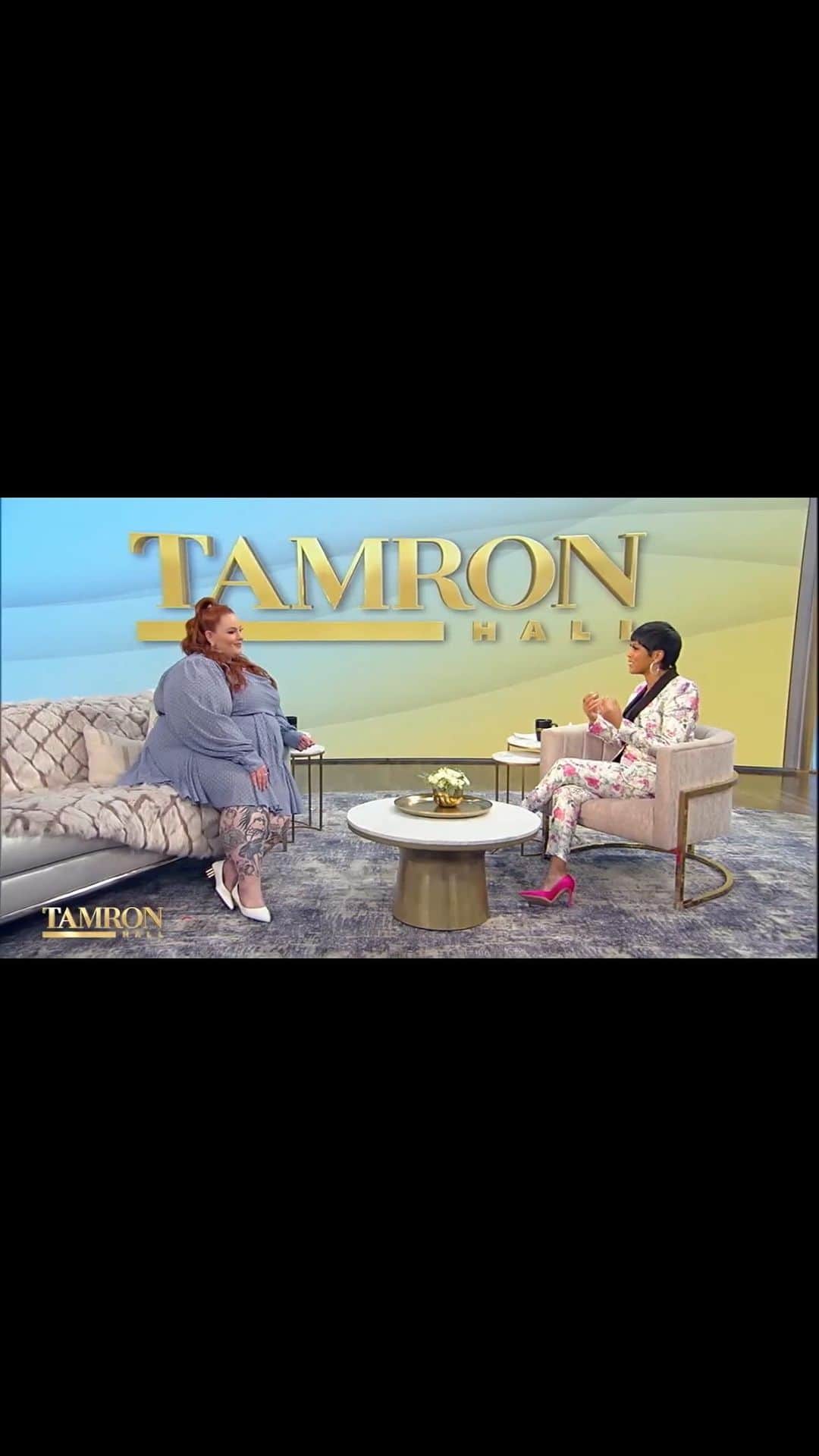 テス・ホリデーのインスタグラム：「Thank you to @tamronhall for giving me space to talk about my ED and what discussing it openly has meant for my life and my mental health this past year. It isn’t easy, but it IS worth it. The @tamronhallshow made me feel safe to tell my truth—I had never before felt what it’s like to be in a space with a mostly Black crew, hair & makeup team, and audience. I felt seen and supported in a way I have never experienced before. 🥺❤️   Everyone deserves to feed their bodies. Everyone deserves access to food. Everyone deserves to feel pride in who they are. Like @tamronhall said, we all deserve to live without judgment. If I can show any of y’all that you are not alone, that you are valued—if you can benefit from my lived experience, I am grateful.」