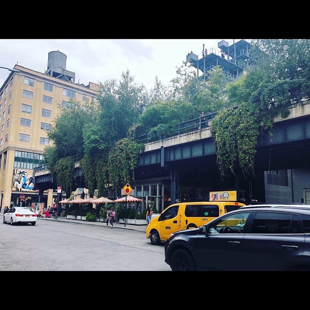鞘師里保のインスタグラム：「i really miss traveling 🧳 and i wish for peace.」