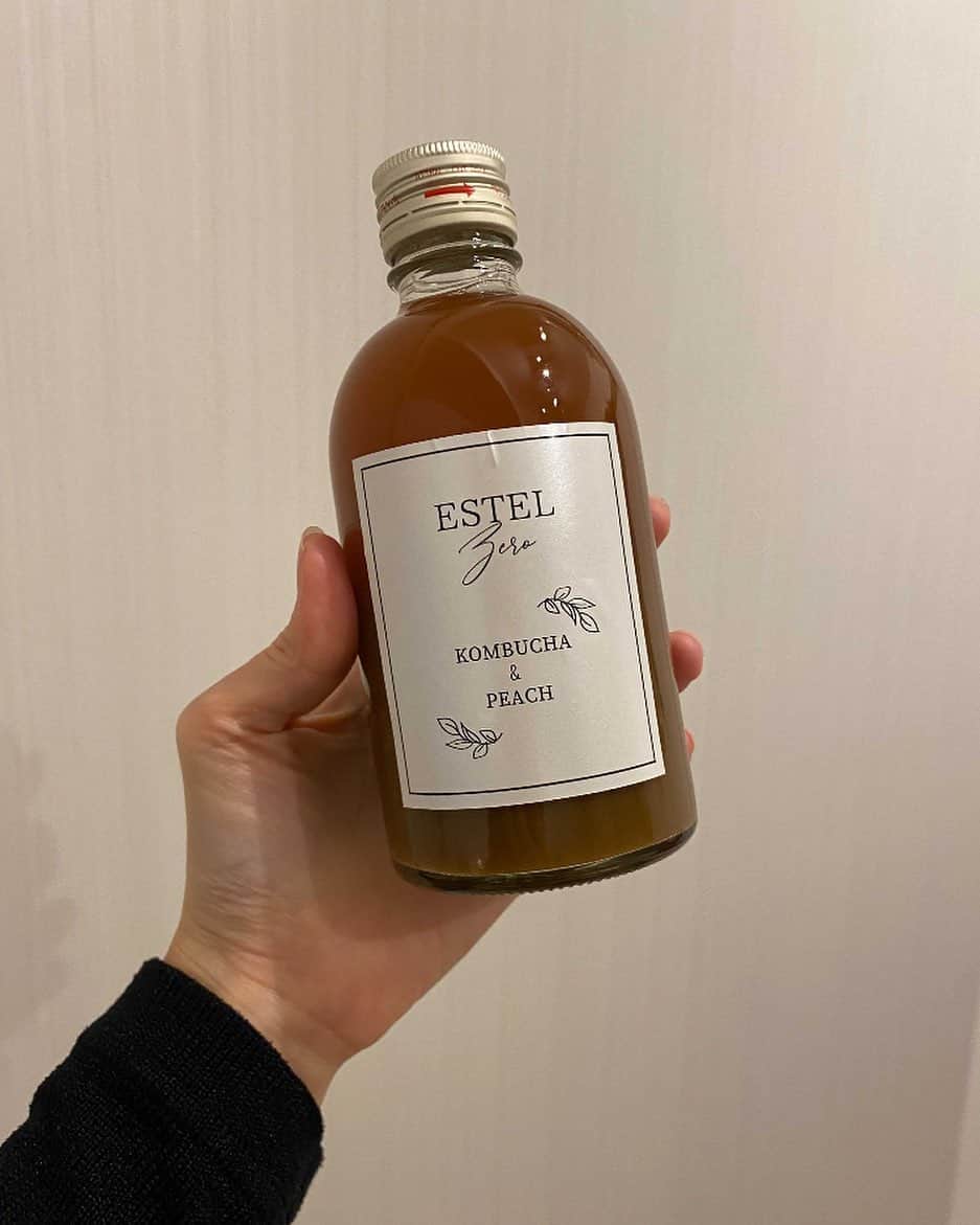 天明麻衣子のインスタグラム：「@sabohachihachi 神楽坂の喫茶店、茶房はちはちにて、ESTEL zeroのパウチバージョンがお取り扱い頂けることになりました！  パウチなので写真のガラス瓶ではありませんが、その分軽くて持って帰りやすいと思います✨  クラウドファンディングで手に入れるタイミングを逃してしまった方は、ぜひ茶房はちはちに問い合わせてみてください😉  #estelzero#ノンアルコールカクテル #ノンアルコールドリンク #茶房はちはち #神楽坂カフェ #飯田橋カフェ」