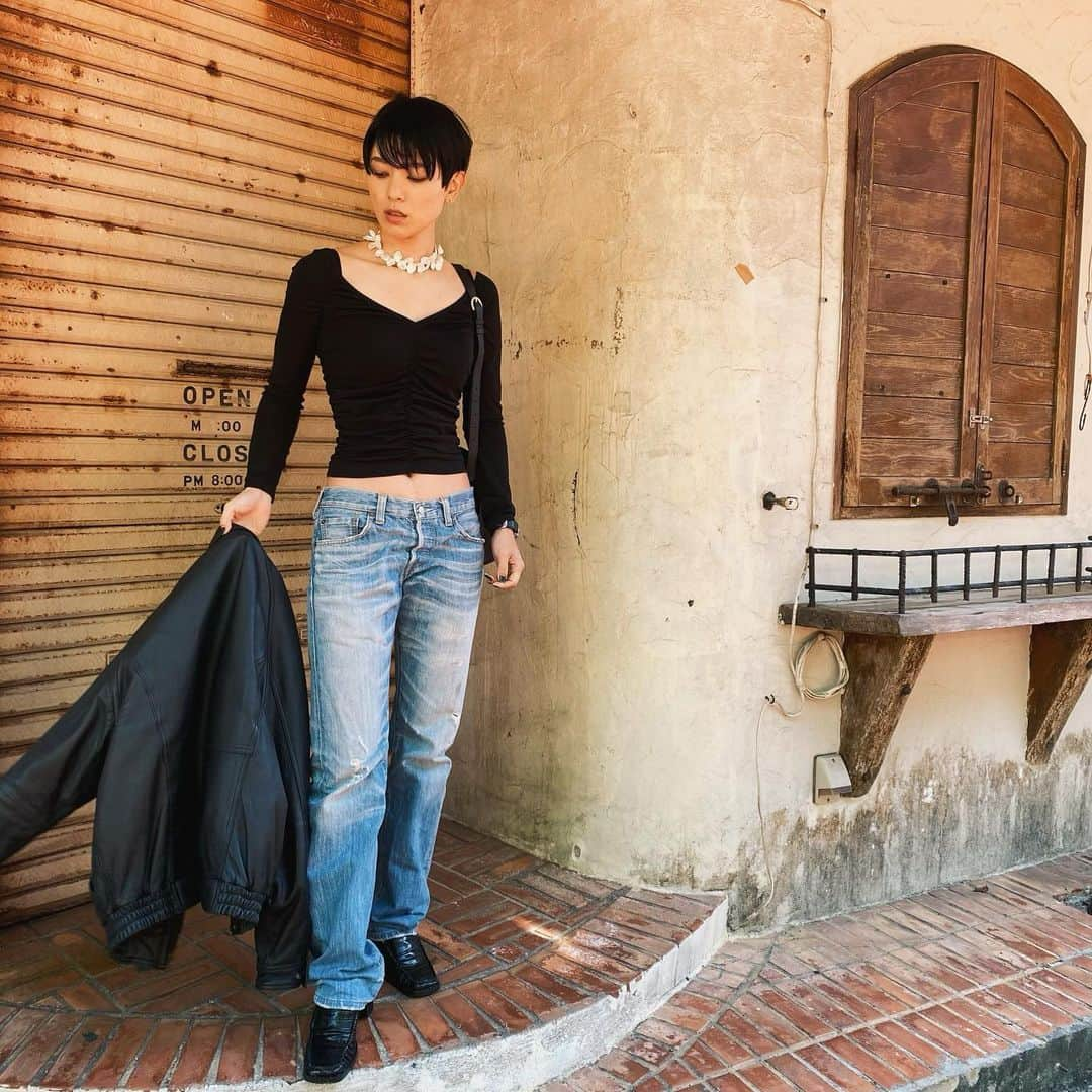 金城優華さんのインスタグラム写真 - (金城優華Instagram)「Pearl×denim....♡  天然パールで作った花びらネックレス。 無骨なデニムとシンプルなトップスに合わせる。  夫が初給料で買ったLEVI’S501 履けなくなったからとお下がり。  合わせるバッグは25~30年前の オールドコーチ。  年を重ねて育てるアイテムが良き と思える歳になってきました。   #y2k   #fashion   #denim   #」3月8日 22時29分 - yuuka_kinjo_