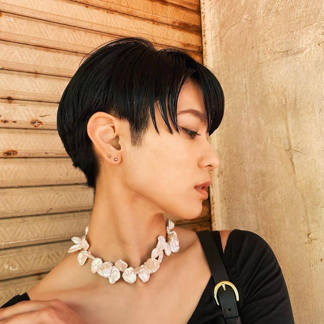 金城優華のインスタグラム：「Pearl×denim....♡  天然パールで作った花びらネックレス。 無骨なデニムとシンプルなトップスに合わせる。  夫が初給料で買ったLEVI’S501 履けなくなったからとお下がり。  合わせるバッグは25~30年前の オールドコーチ。  年を重ねて育てるアイテムが良き と思える歳になってきました。   #y2k   #fashion   #denim   #」