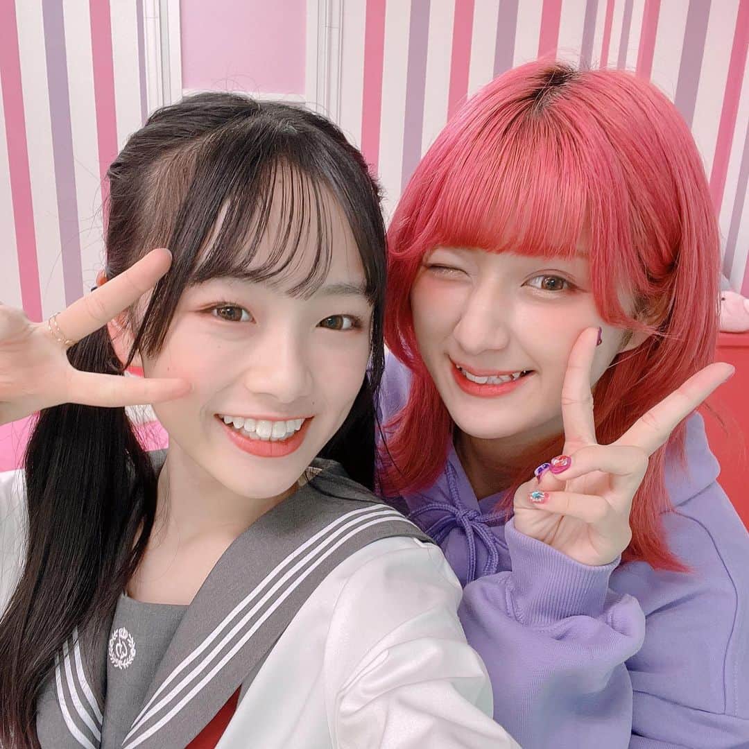 のインスタグラム：「しなこちゃんと🤍🤍  今日のQUUUNのTikTokは見ていただけましたか👀♥️  しなこちゃんとコラボさせていただきました🤤！  嬉しいコメントも沢山嬉しかったな🥰 いつもコメント沢山見させてもらってます🤫🤍  明日は水曜日🌷 4時間だ～🙋‍♀️🙋‍♀️   #ひまひまチャンネル #ひまひま #しなこ さん #QUUUN!!」